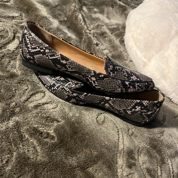 Old navy faux snake skin flats. - Picture 3 of 6